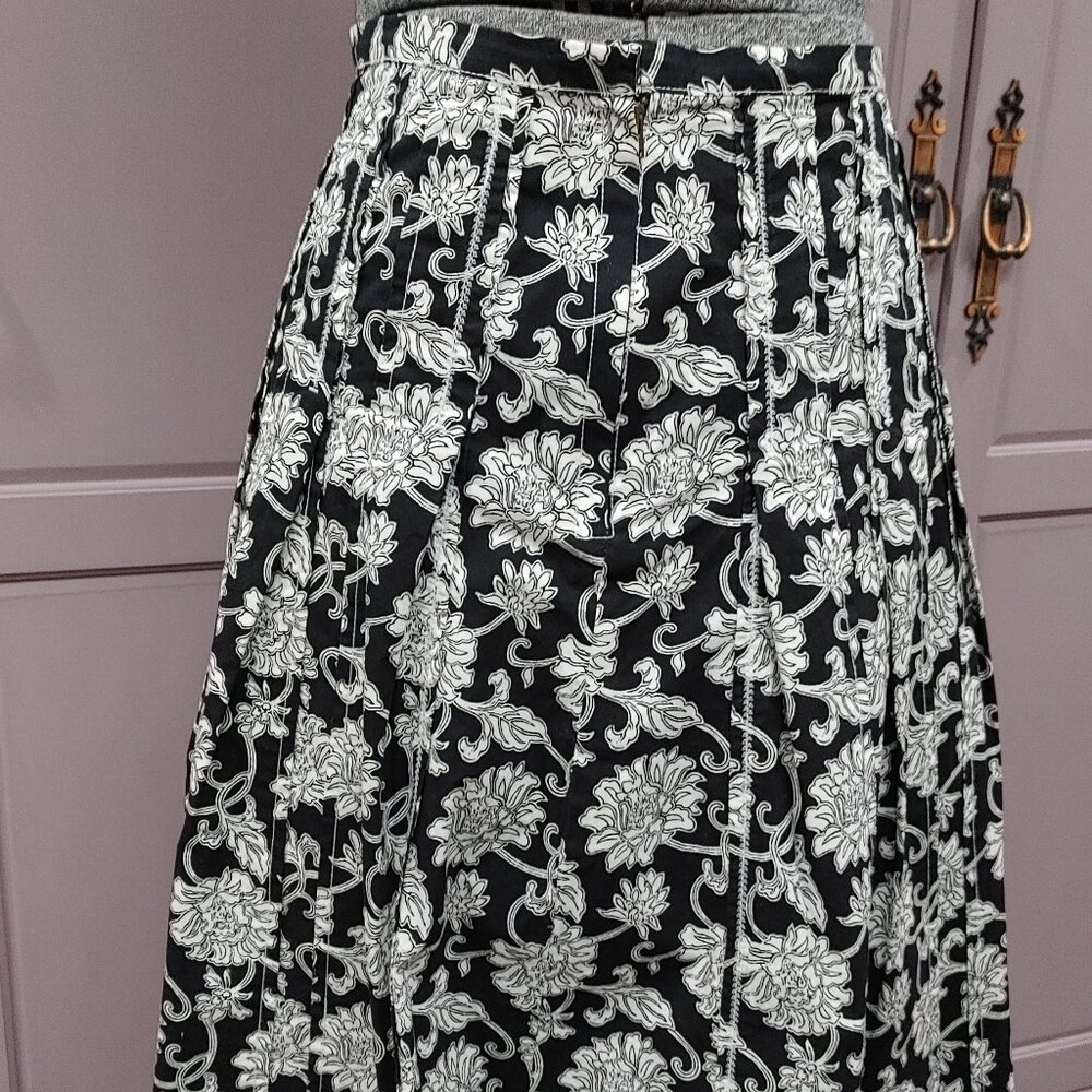 Black and White Floral Skirt, Liz Claiborne, Size Medium